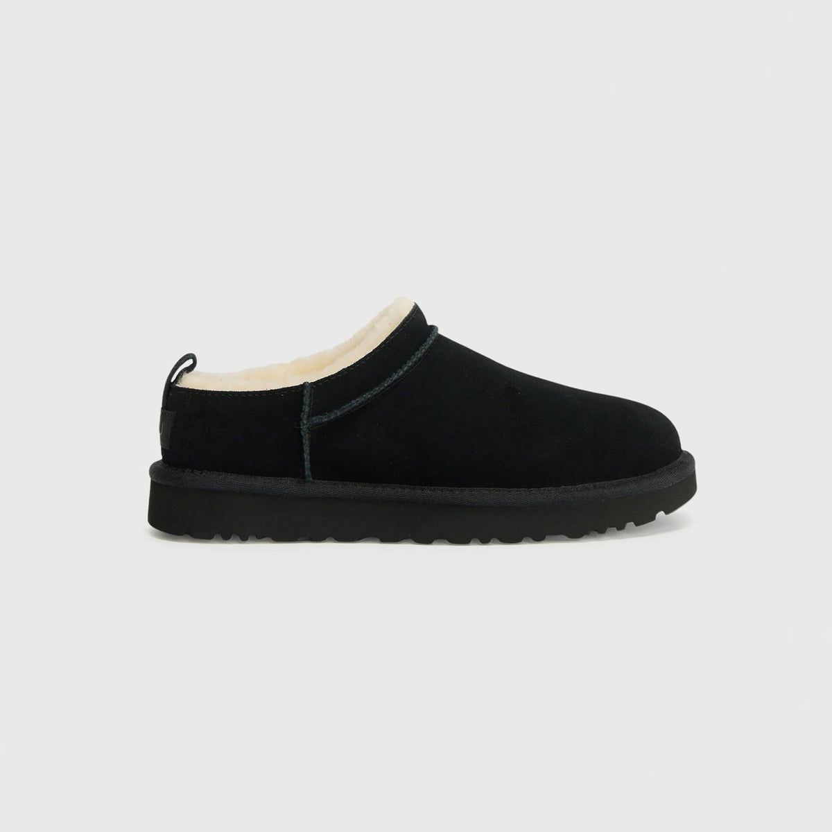 UGG Classic Micro Black stivaletti donna in pelle scamosciata e montone nero, vista laterale