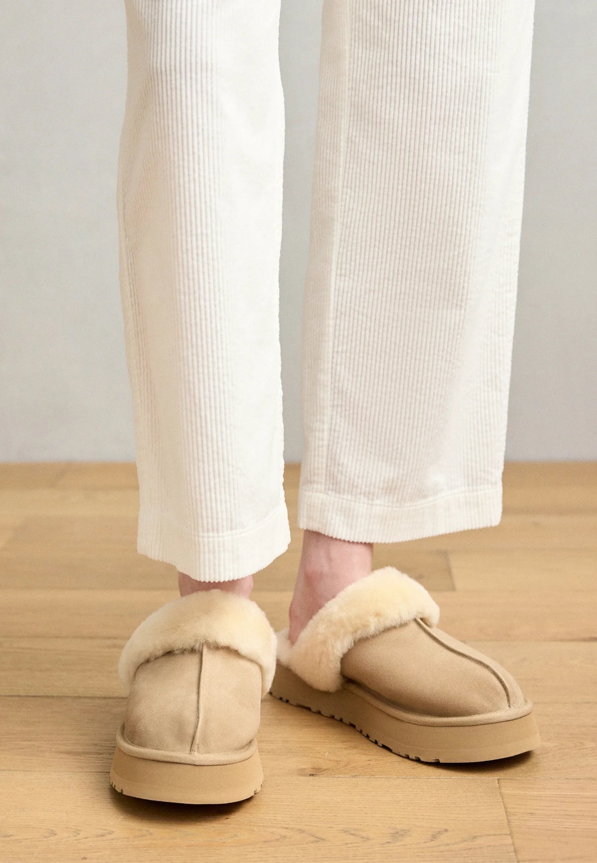 UGG Disquette Sand sabot donna in pelle scamosciata e montone beige sand, dettaglio tomaia