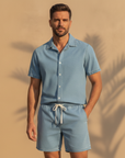 Completo Coordinato Uomo Camicia Denim Leggero e Pantaloncini - Azzurro Denim - indossato