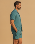 Completo Coordinato Uomo Camicia Geometrica e Pantaloncini - vista laterale