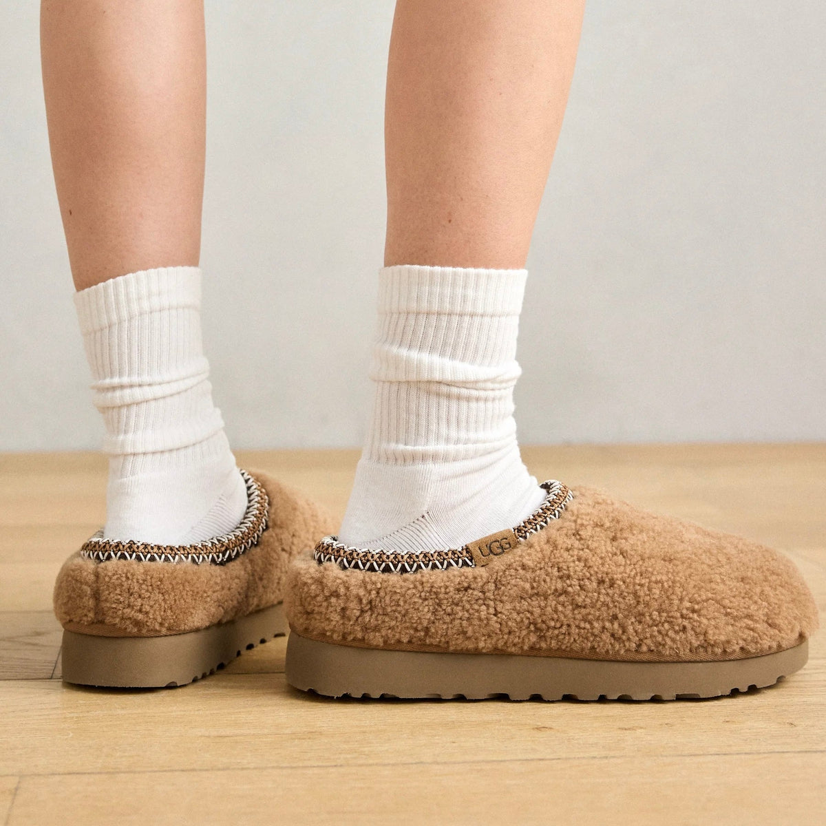 UGG Tasman Maxi Curly Chestnut ciabatte chiuse donna in pelle scamosciata e montone marrone chestnut, vista dall'alto