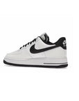 Nike Air Force 1 Low Bianca e Nera con Dettagli in Pelle Lucida