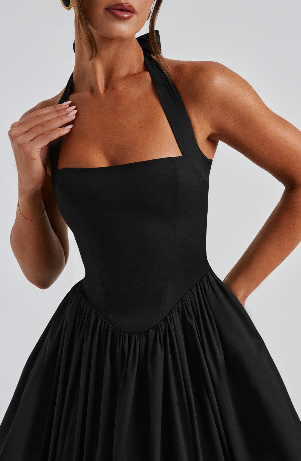Ariana | Abito midi con scollo all'americana da donna per invitate a matrimoni