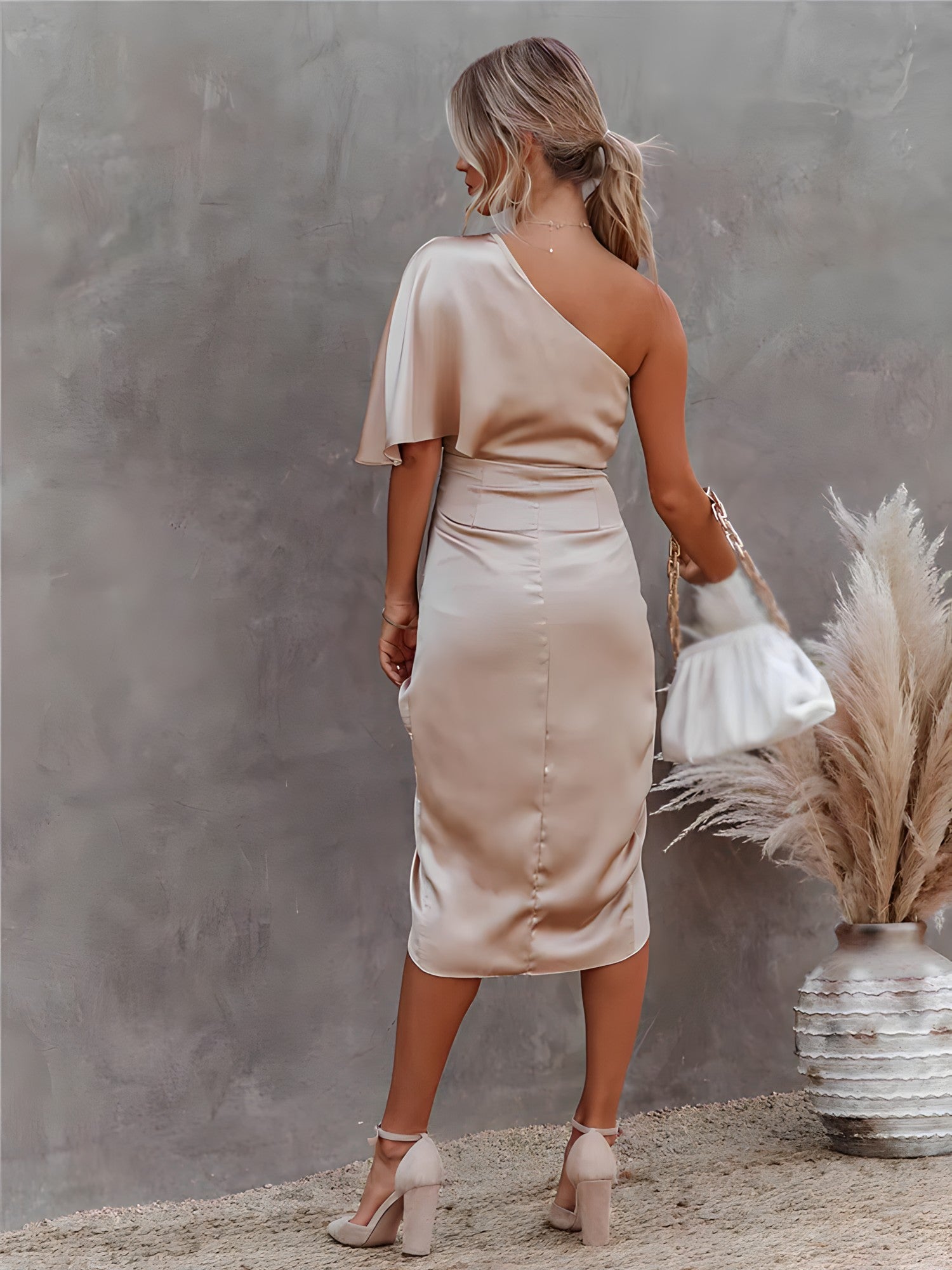 Ava | Abito midi monospalla da donna con drappeggio per uno stile elegante