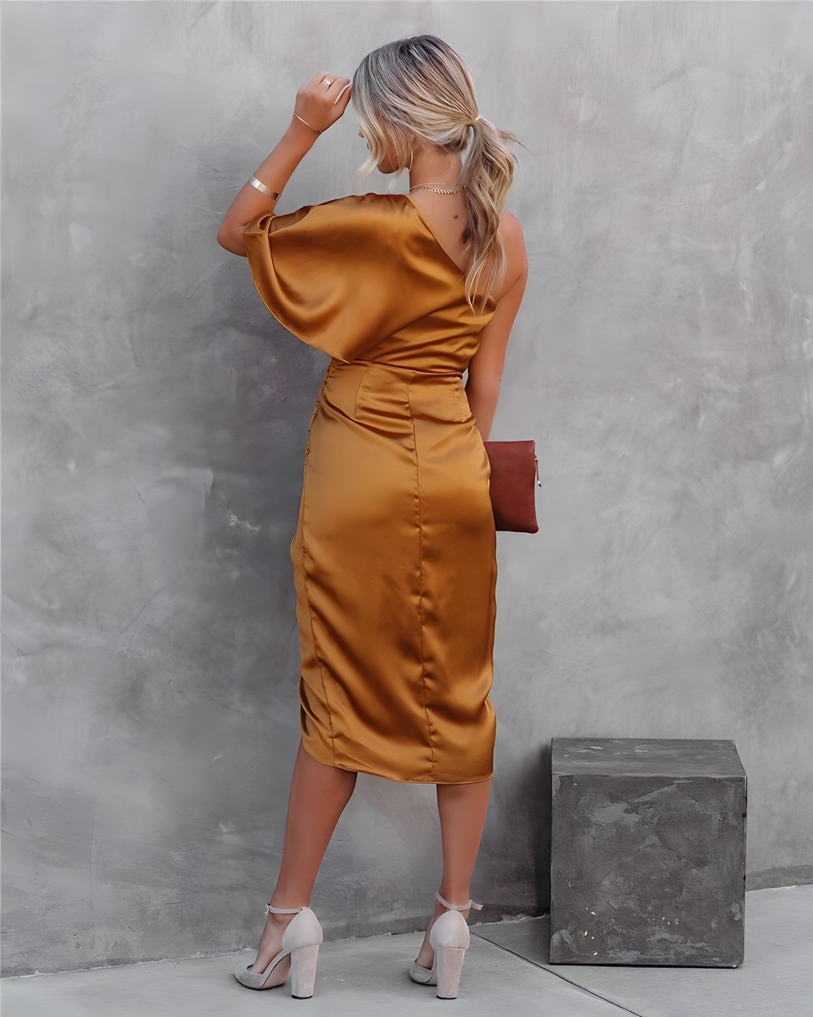 Ava | Abito midi monospalla da donna con drappeggio per uno stile elegante