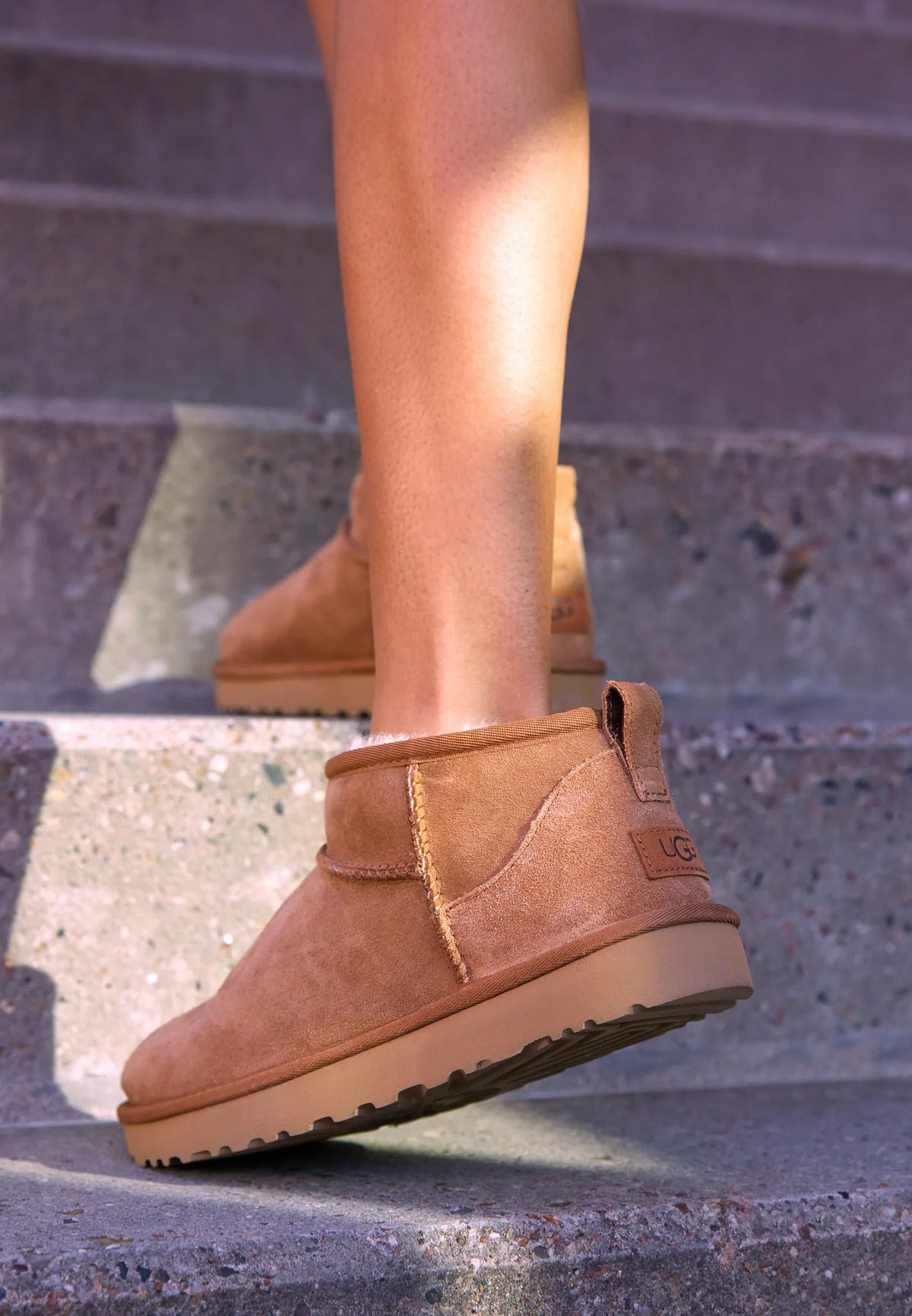 UGG Classic Ultra Mini Chestnut stivaletti donna in pelle scamosciata e montone marrone chestnut, dettaglio tomaia