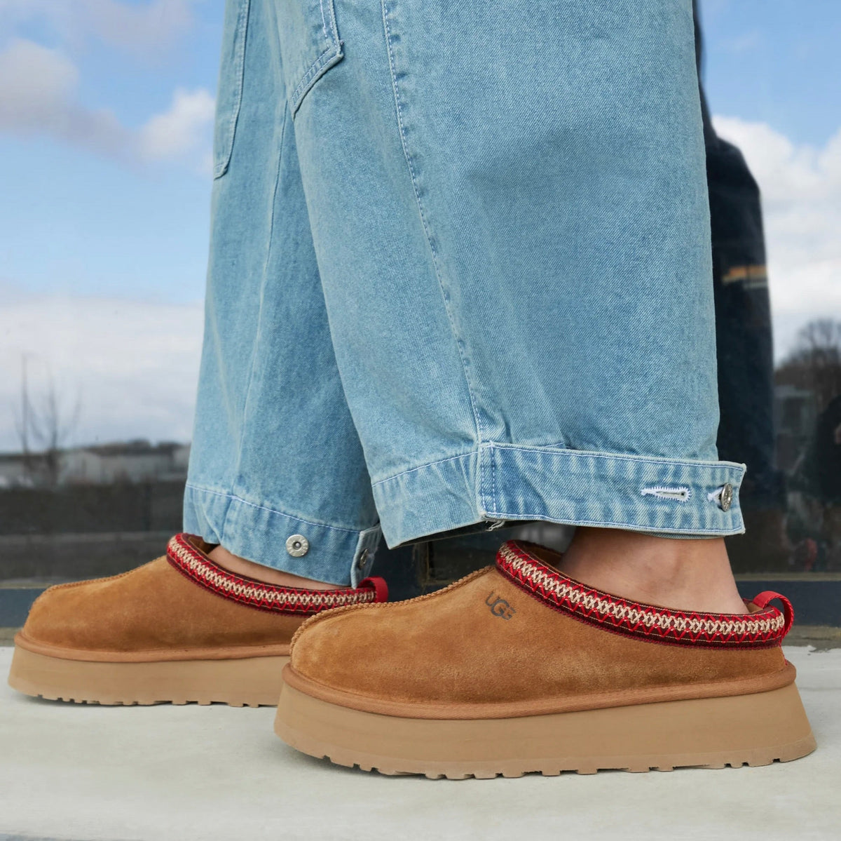 UGG Tazz Chestnut ciabatte platform donna in pelle scamosciata e montone marrone chestnut, dettaglio tomaia