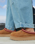 UGG Tazz Chestnut ciabatte platform donna in pelle scamosciata e montone marrone chestnut, dettaglio tomaia
