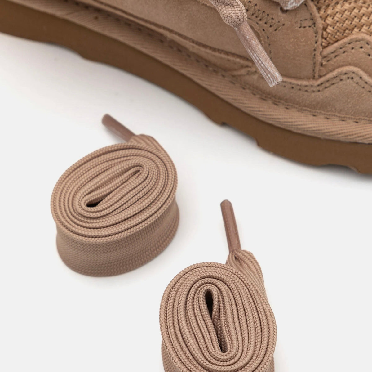 UGG Lowmel Sand sneakers bambino in pelle scamosciata beige sand, vista dall'alto