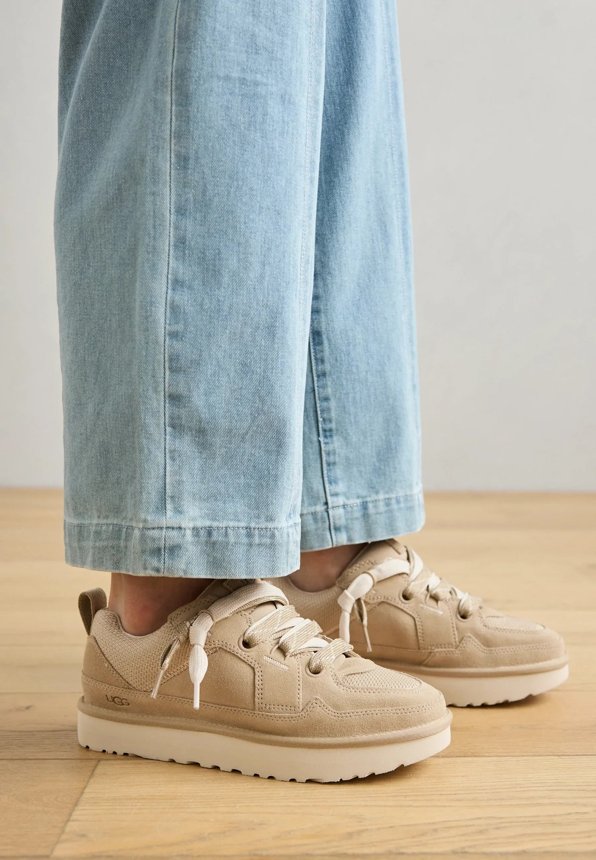 UGG Lowmel Lo Mustard Seed sneakers uomo e donna in pelle scamosciata senape, vista dall'alto
