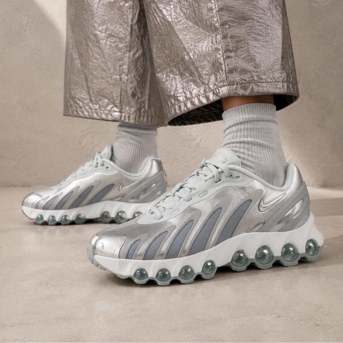 Nike Air Max DN8 Wolf Grey Metallic Silver Grigio Argento Uomo Donna - 4