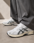Asics GEL-1130 White Cloud Grey sneakers uomo e donna in bianco grigio - vista posteriore