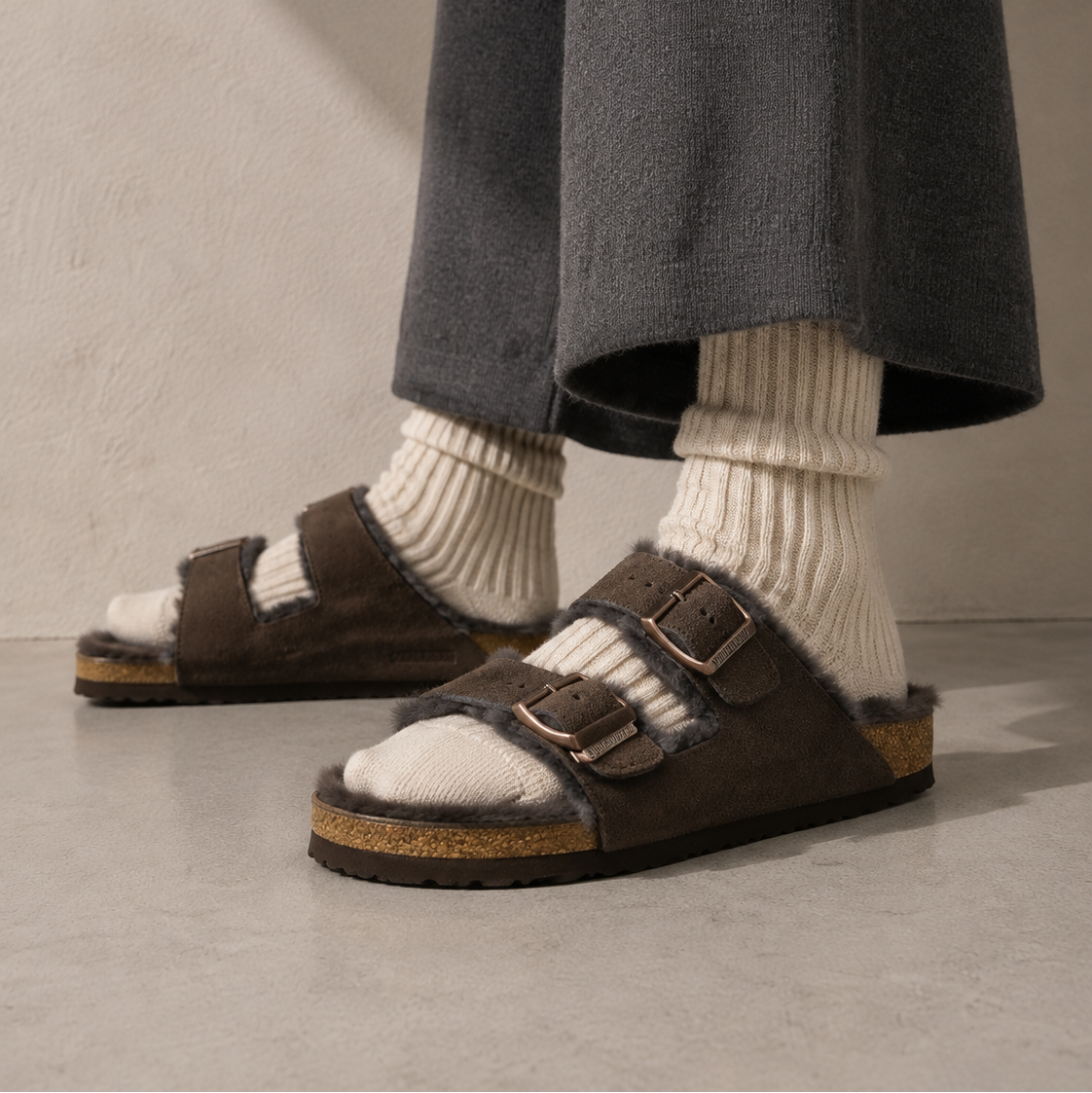 Birkenstock Arizona Shearling Dark Brown sandali unisex in marrone scuro - vista posteriore
