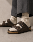 Birkenstock Arizona Shearling Dark Brown sandali unisex in marrone scuro - vista posteriore