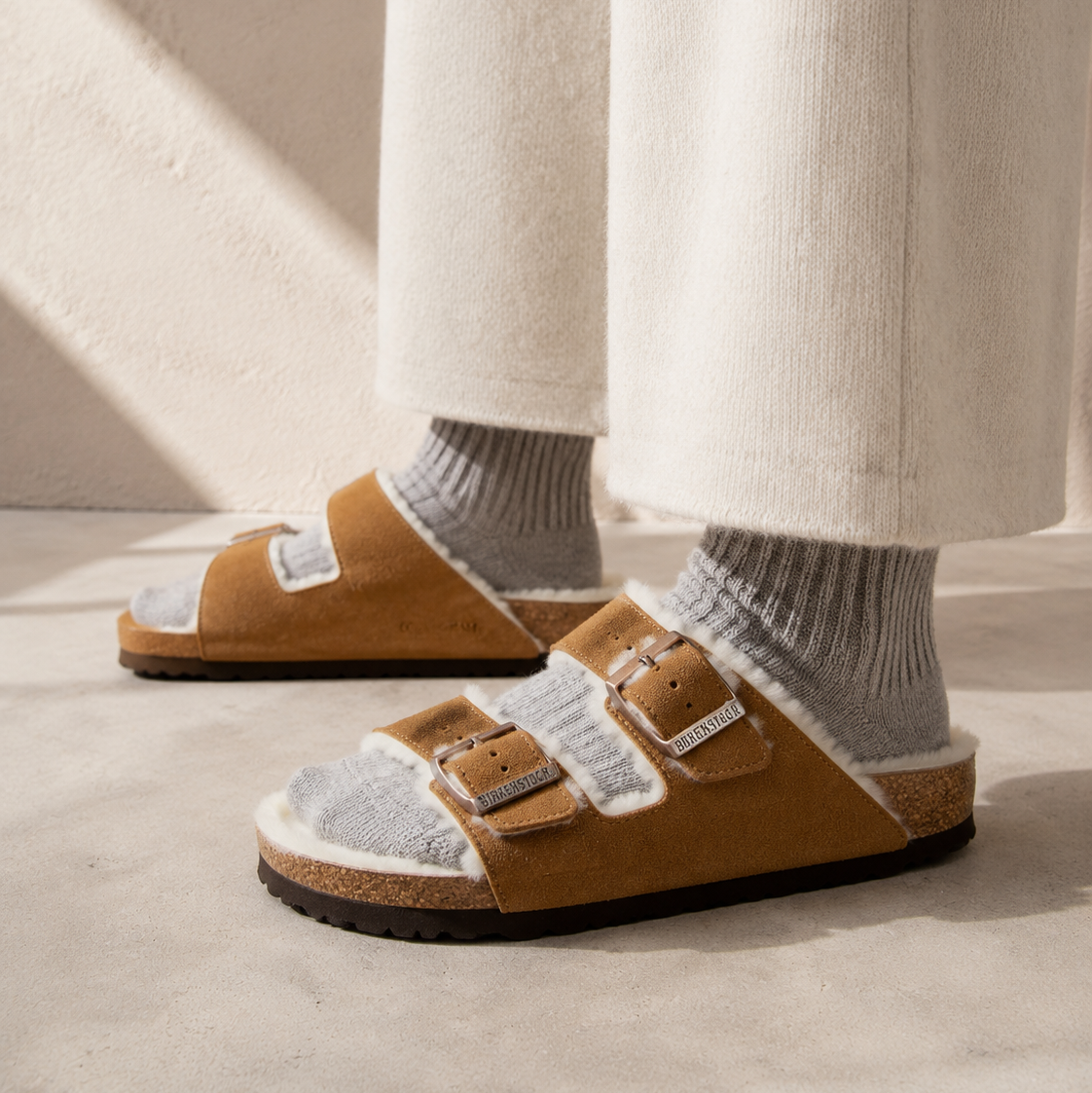 Birkenstock Arizona Shearling Light Brown sandali unisex in marrone chiaro - vista posteriore