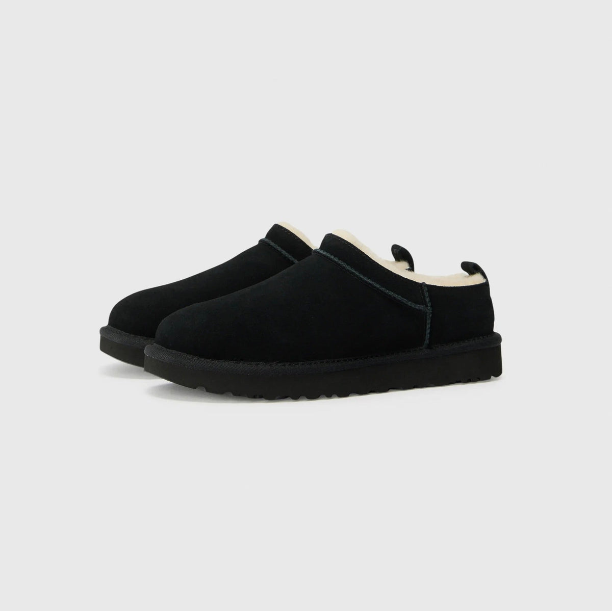 UGG Classic Micro Black stivaletti donna in pelle scamosciata e montone nero, vista frontale