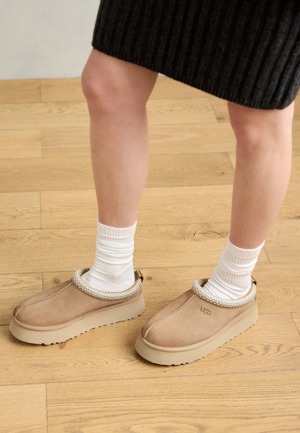 UGG Tazz Sand ciabatte platform donna in pelle scamosciata e montone beige sand, dettaglio tomaia
