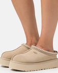 UGG Tazz Mustard Seed ciabatte platform donna in pelle scamosciata e montone senape, vista dall'alto