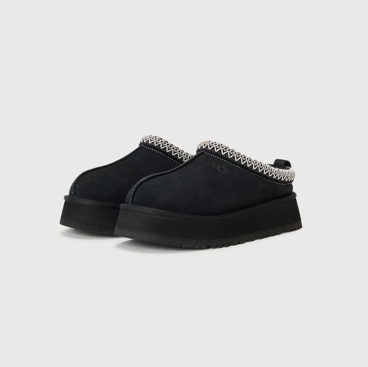 UGG Tazz II Black ciabatte platform donna in pelle scamosciata e montone nero, vista frontale