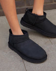 UGG Classic Ultra Mini Black stivaletti donna in pelle scamosciata e montone nero, indossate