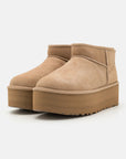 UGG Classic Ultra Mini Platform Sand stivaletti con zeppa donna in pelle scamosciata e montone beige sand, vista frontale