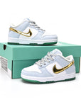 Nike Dunk Low Bambino x Sean Cliver Bianco e Oro Scarpe Esclusive