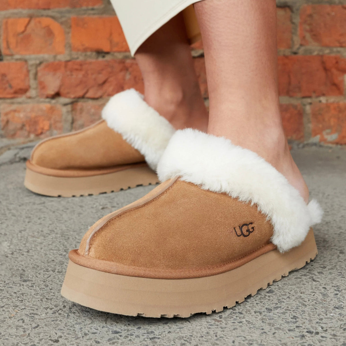 UGG Disquette Chestnut sabot donna in pelle scamosciata e montone marrone chestnut, dettaglio tomaia