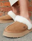 UGG Disquette Chestnut sabot donna in pelle scamosciata e montone marrone chestnut, dettaglio tomaia