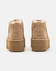 UGG Classic Ultra Mini Platform Sand stivaletti con zeppa donna in pelle scamosciata e montone beige sand, dettaglio suola
