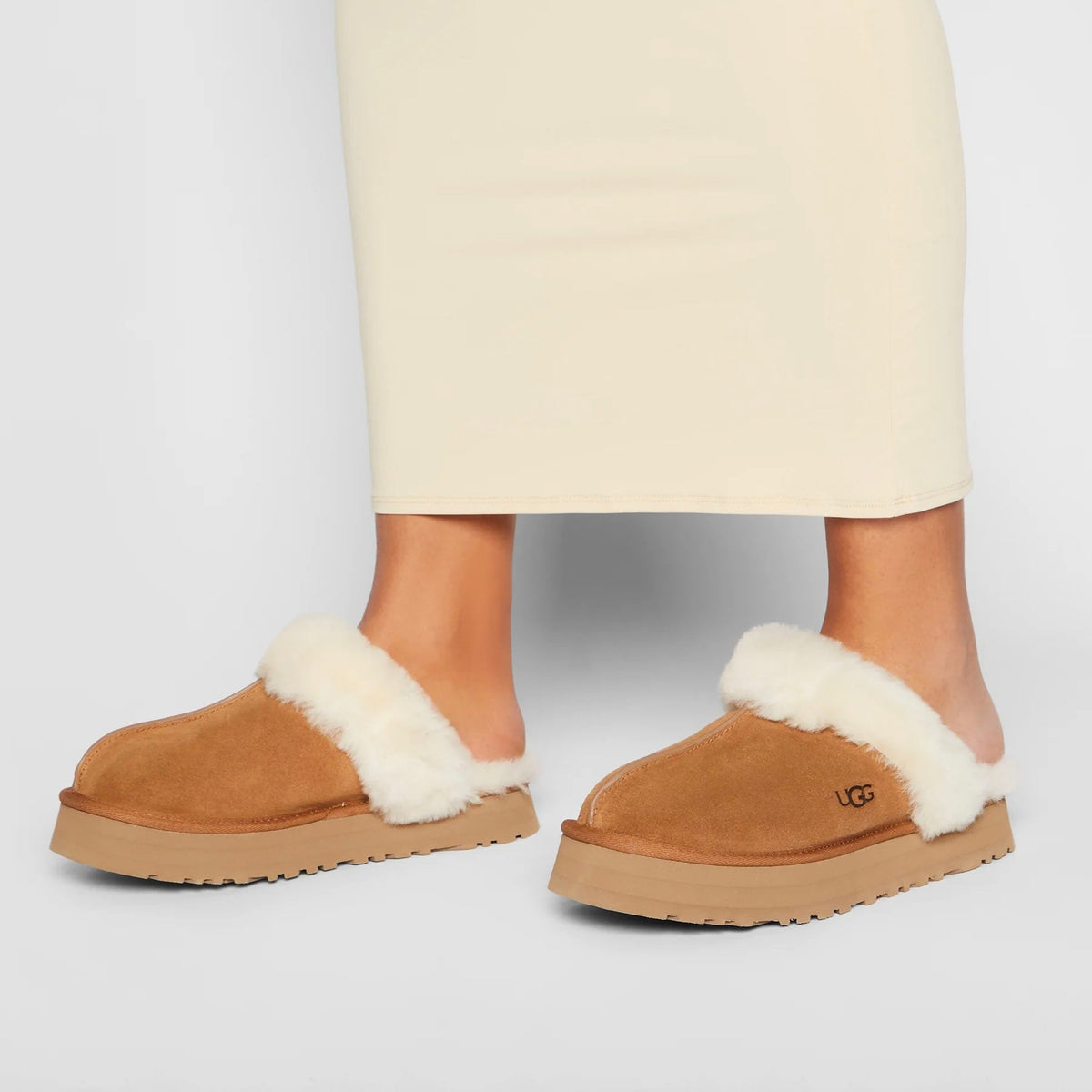UGG Disquette Chestnut sabot donna in pelle scamosciata e montone marrone chestnut, indossate