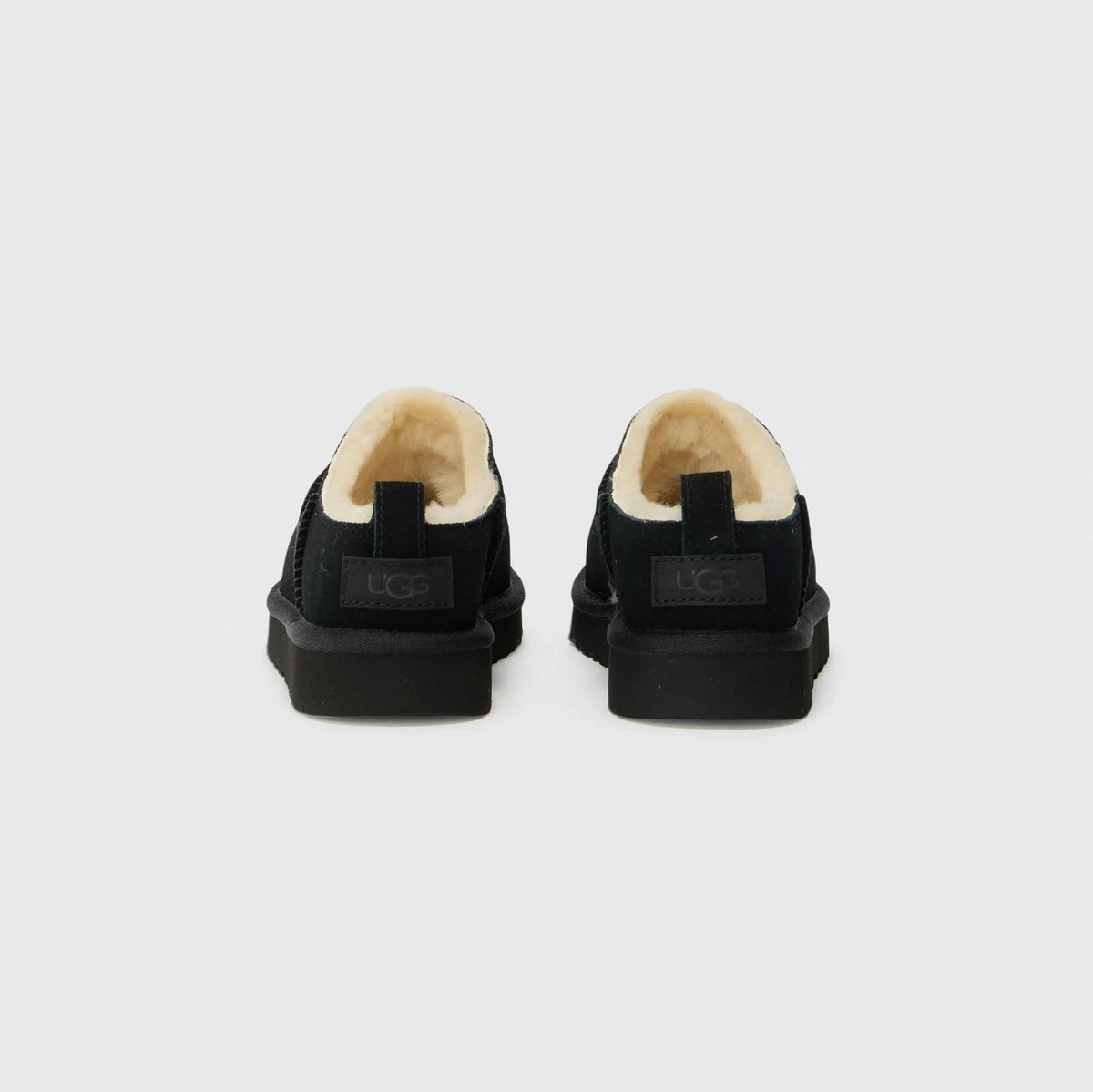 UGG Classic Micro Black stivaletti donna in pelle scamosciata e montone nero, dettaglio suola