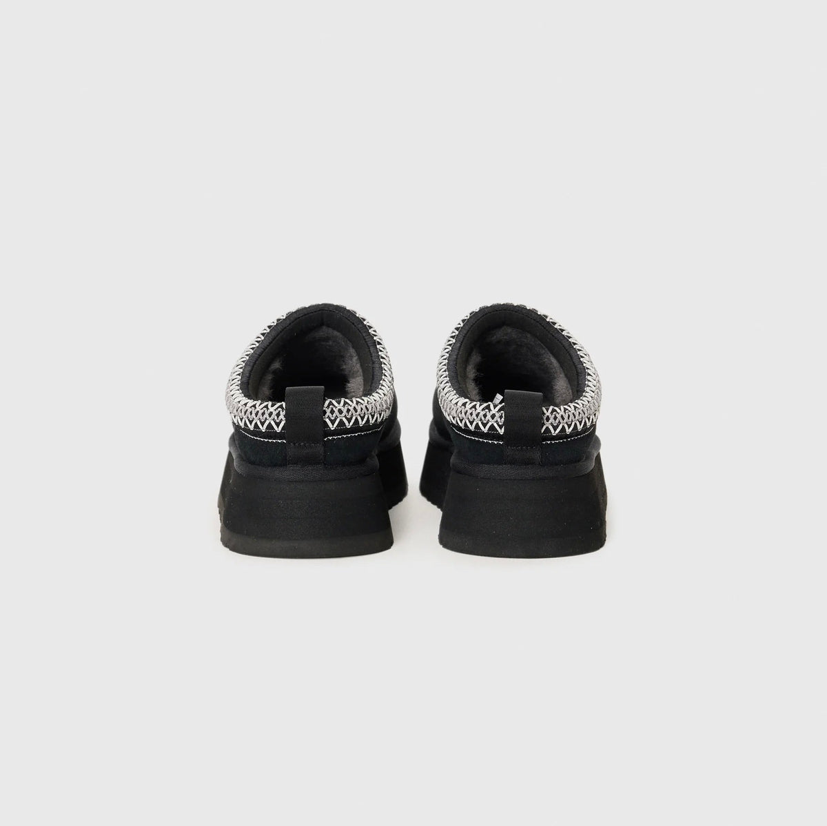 UGG Tazz II Black ciabatte platform donna in pelle scamosciata e montone nero, dettaglio suola