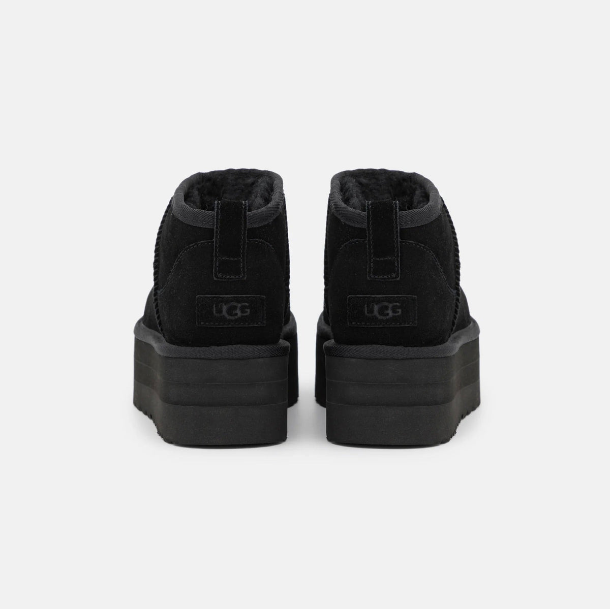 UGG Classic Ultra Mini Platform Black stivaletti con zeppa donna in pelle scamosciata e montone nero, dettaglio suola