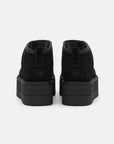 UGG Classic Ultra Mini Platform Black stivaletti con zeppa donna in pelle scamosciata e montone nero, dettaglio suola