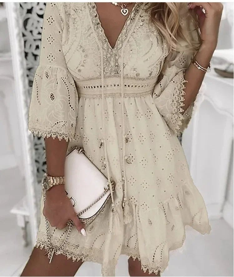 Grace | Vestito corto in pizzo con scollo a V e maniche a campana per donna taglia plus