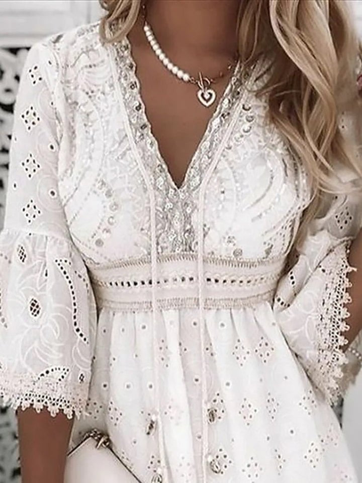Grace | Vestito corto in pizzo con scollo a V e maniche a campana per donna taglia plus