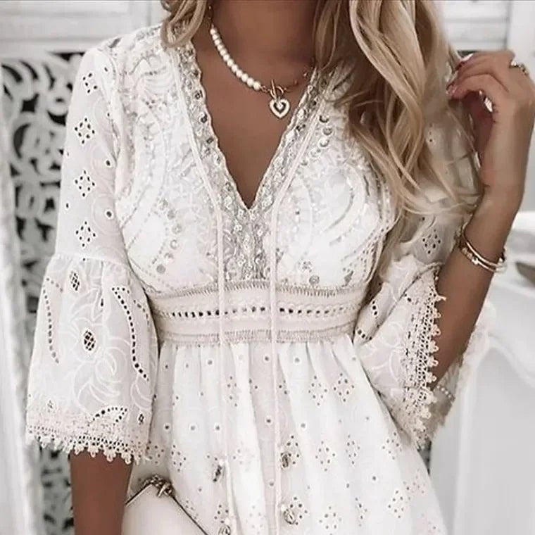 Grace | Vestito corto in pizzo con scollo a V e maniche a campana per donna taglia plus
