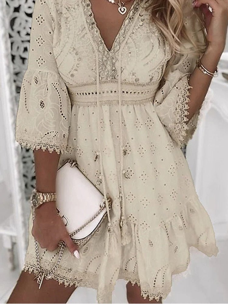 Grace | Vestito corto in pizzo con scollo a V e maniche a campana per donna taglia plus