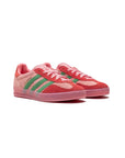 Sneakers Adidas Gazelle Indoor Rosa con Dettagli Verde e Suola Rosa