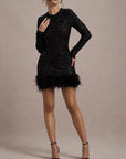 Abito corto donna con paillettes e orlo in piume – Taglio glamour scolpente