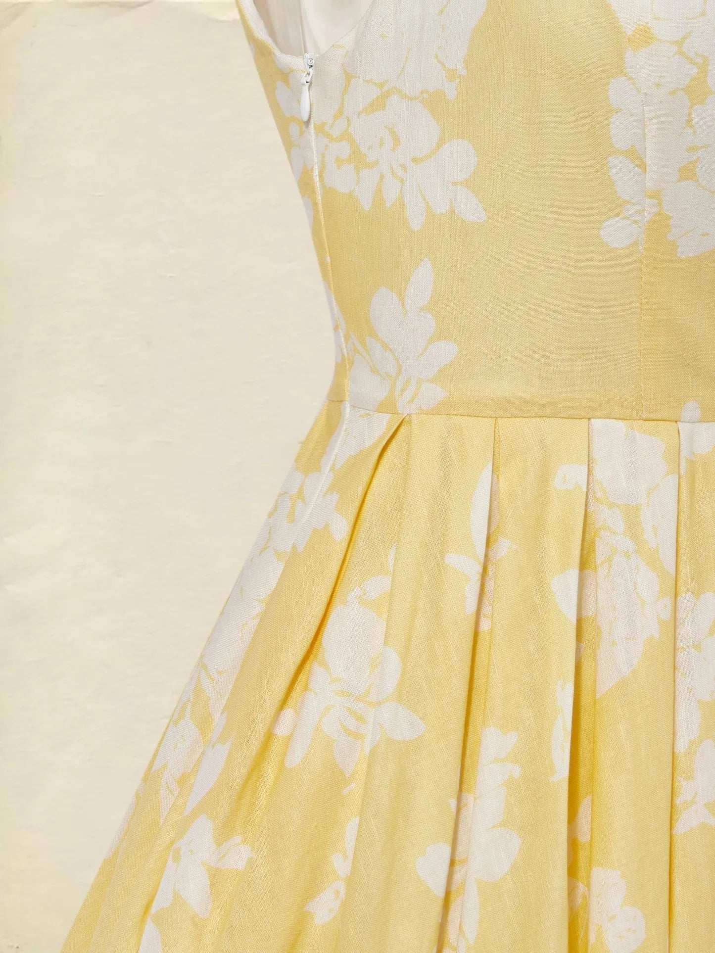 Scarlett | Abito midi a linea ad A senza maniche con stampa floreale da donna