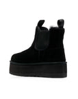 UGG Neumel Platform Chelsea Black stivaletti con zeppa uomo e donna in pelle scamosciata e montone nero, dettaglio suola