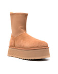 UGG Classic Dipper Boot Camel stivaletti uomo e donna in pelle scamosciata e montone cammello, vista frontale