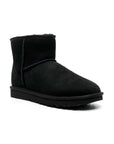 UGG Classic Black stivali donna in pelle scamosciata e montone nero, vista frontale