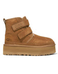 UGG Neumel Platform Camel stivaletti con zeppa uomo e donna in pelle scamosciata e montone cammello, vista laterale