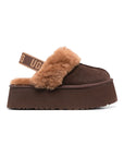 UGG Funkette Platform Brown sabot platform uomo e donna in pelle scamosciata e montone marrone, vista laterale