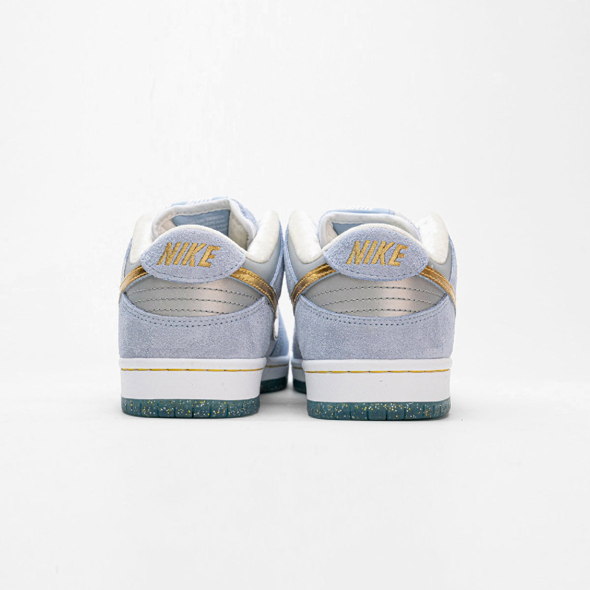 Nike Dunk Low SB Bianca e Azzurra con Dettagli Oro Sean Cliver Uomo
