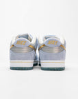 Nike Dunk Low SB Bianca e Azzurra con Dettagli Oro Sean Cliver Uomo