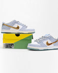 Nike Dunk Low SB Bianca e Azzurra con Dettagli Oro Sean Cliver Uomo