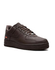 Nike Air Force 1 Low Marrone con Dettagli Supreme Rosso